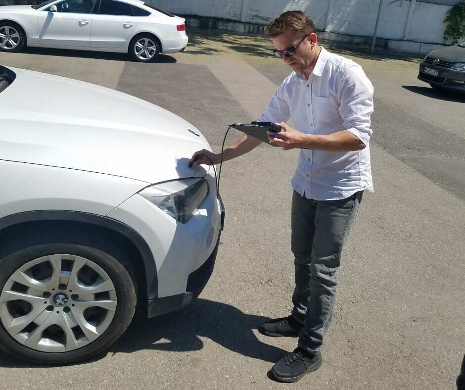 Masurarea grosimii stratului de vopsea. Ce inseamna, cum te poate ajuta.